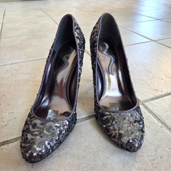 Women's size 9 Nina silver sequin high heels - Picture 2 of 3